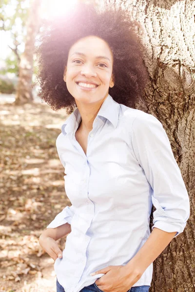 Mooie Jonge African American Vrouw Ontspannen Natuur Positieve Gezicht Expressie — Stockfoto