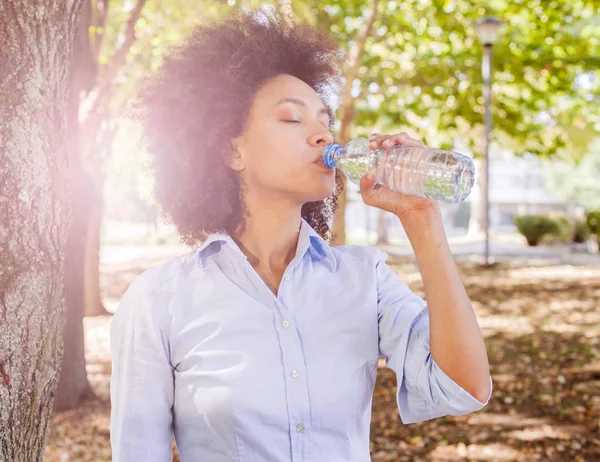 Beautiful Young African Woman Drinking Water Bottle Relaxing Nature Wear — Stock Photo, Image