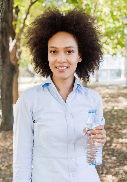 Portrait Smiling Young Black Woman Holds Bottle Water Nature Afro — Stock Photo, Image