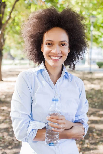 Портрет Улыбающейся Молодой Черной Женщины Держит Бутылку Воды Природе Афро — стоковое фото