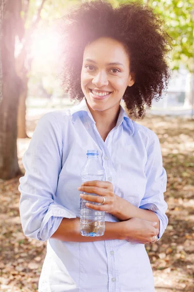 Portrait Smiling Young Black Woman Holds Bottle Water Nature Afro — Stock Photo, Image