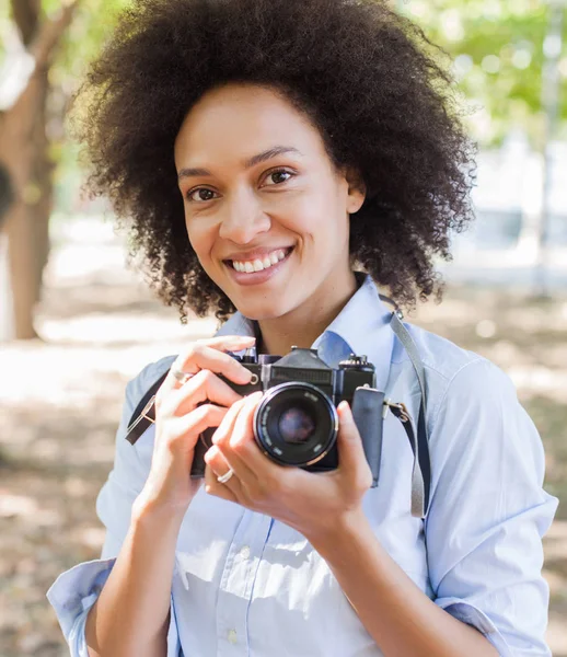 Retrato Mulher Negra Encantadora Com Câmera Retro Fotógrafa Livre Penteado — Fotografia de Stock
