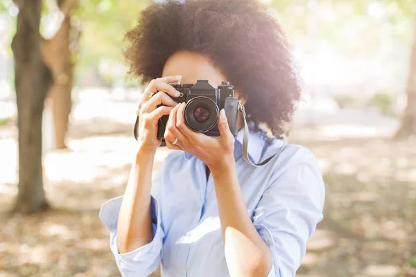 Wanita Afrika Amerika Mengambil Foto Alam Dengan Kamera Retro Tua — Stok Foto