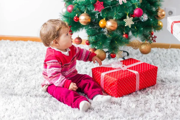 Selamat Natal Anak Dengan Kotak Hadiah Dan Pohon Tahun Baru — Stok Foto