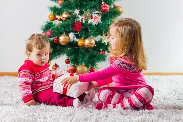 Feliz Natal Casa Duas Meninas Com Caixas Presente Árvore Férias — Fotografia de Stock