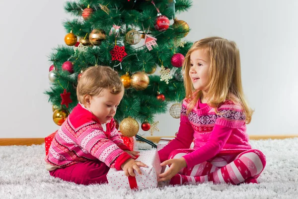 Feliz Natal Casa Duas Meninas Com Caixas Presente Árvore Férias — Fotografia de Stock