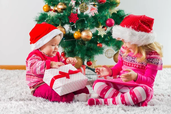 Feliz Natal Casa Duas Meninas Com Caixas Presente Árvore Férias — Fotografia de Stock