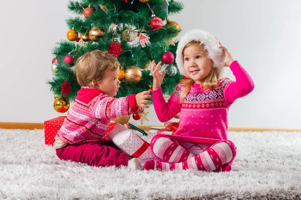 Feliz Natal Casa Duas Meninas Com Caixas Presente Árvore Férias — Fotografia de Stock