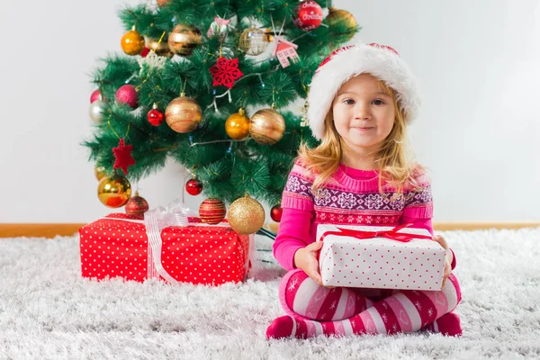 Criança Natal Feliz Com Caixa Presente Árvore Ano Novo Casa — Fotografia de Stock