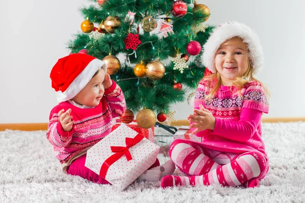 Feliz Natal Casa Duas Meninas Com Caixas Presente Árvore Férias — Fotografia de Stock