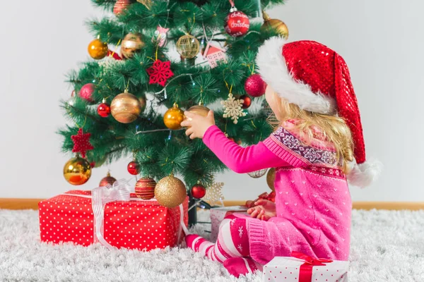 Glad Jul Barn Med Gåva Rutan Och Nyår Trädet Hemma — Stockfoto