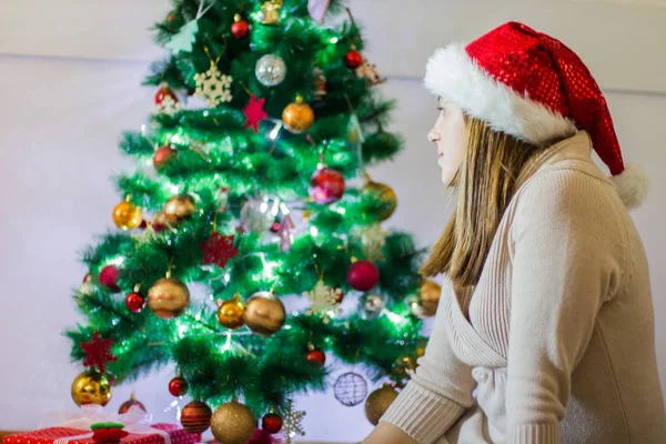 Žena Kloboukem Santa Vánoční Stromeček Doma — Stock fotografie