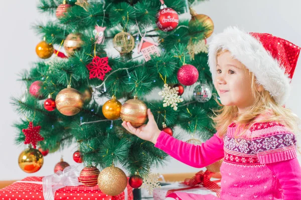 Criança Natal Feliz Com Caixa Presente Árvore Ano Novo Casa Imagem De Stock