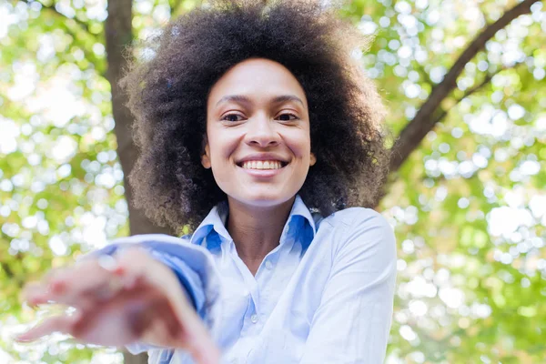 Retrato Sensual Jovem Mulher Negra Natureza — Fotografia de Stock