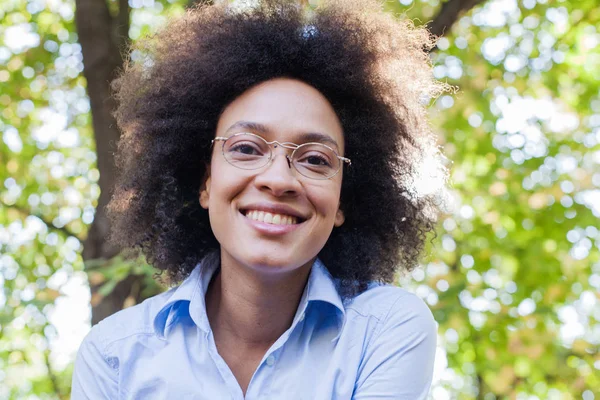 Schöne Glückliche Junge Schwarze Frau Mit Brille Der Natur Lockiges — Stockfoto