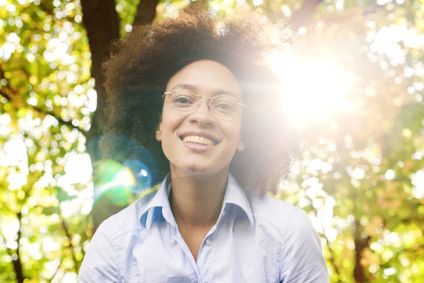 Schöne Glückliche Junge Schwarze Frau Mit Brille Der Natur Lockiges — Stockfoto