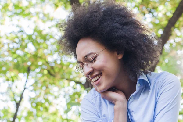 特写肖像的可爱的年轻的非洲裔美国妇女微笑在自然 正面表情 无忧无虑的户外生活方式 — 图库照片