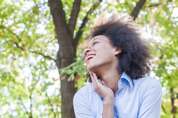 Portre portre sevimli genç Afro-Amerikan kadın gülümseyerek doğa, pozitif yüz ifadesi, kaygısız açık yaşam 