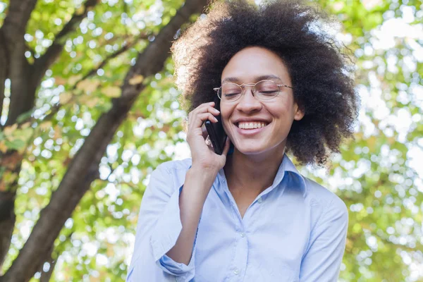 Очаровательная Молодая Чёрная Женщина Очках Говорит Телефону Outdoor Portrait Casual — стоковое фото