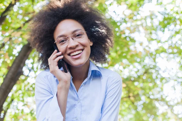 Adorável Jovem Mulher Negra Com Óculos Falando Por Telefone Retrato — Fotografia de Stock