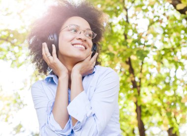 Güzel mutlu Afro Amerikalı genç kadın müzik doğa portresi