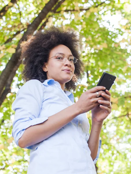 Hermosa Mujer Negra Joven Usando Teléfono Naturaleza Retrato Aire Libre —  Fotos de Stock