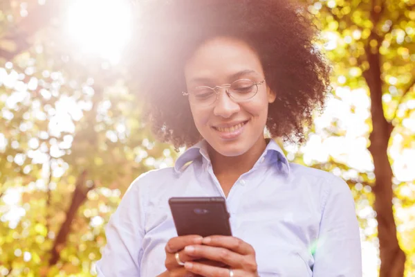 Belle Jeune Femme Noire Utilisant Téléphone Dans Nature Portrait Extérieur — Photo