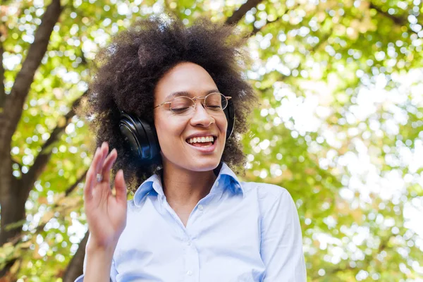 Retrato Una Hermosa Joven Afroamericana Feliz Escuchando Música Naturaleza — Foto de Stock