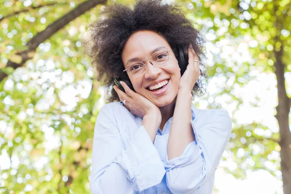 Portret Pięknej Szczęśliwy Afro American Młoda Kobieta Słuchania Muzyki Przyrodzie — Zdjęcie stockowe