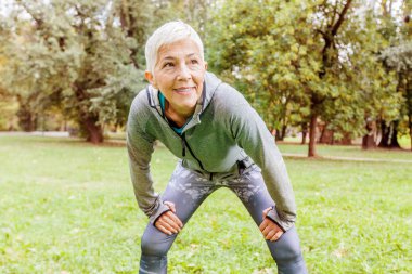 Üst düzey portre kadın hazır doğada, egzersiz açık çalıştırmak için uygun.