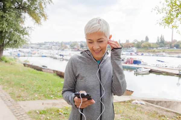 Kadın Müzik Dinlemek Smartphone Ile Egzersiz Açık Çalıştıran Active Senior — Stok fotoğraf