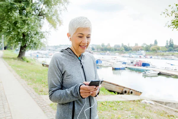 Kadın Müzik Dinlemek Smartphone Ile Egzersiz Açık Çalıştıran Active Senior — Stok fotoğraf