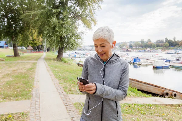 Porträt Einer Aktiven Seniorin Die Mit Smartphone Musik Hört Freien — Stockfoto