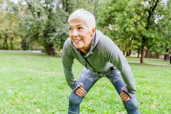 Retrato Mulher Ajuste Sênior Pronto Para Correr Natureza Treino Livre — Fotografia de Stock