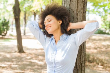 Afrikalı-Amerikalı genç kadın ile doğada kapalı gözler gülümseyen güzel