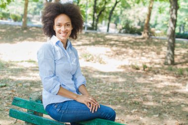 Doğada, mutlu güzel bir Afrikalı-Amerikalı kadın zevk yaz günü Park