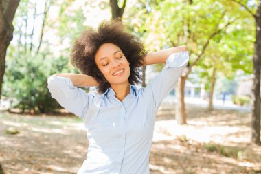 Afrikalı-Amerikalı genç kadın ile doğada kapalı gözler gülümseyen güzel