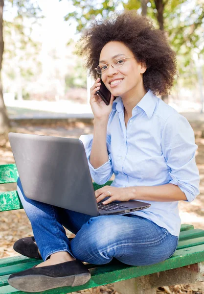 Linda Jovem Mista Mulher Raça Trabalhando Com Laptop Usando Telefone — Fotografia de Stock