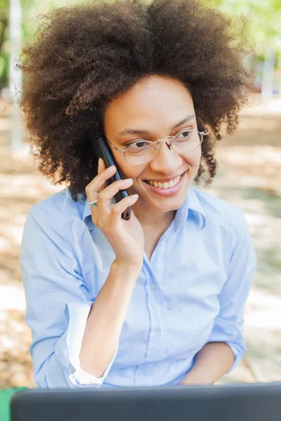 Gyönyörű Fiatal Vegyes Bőrű Aki Laptoppal Dolgozik Telefonál Padon Parkban — Stock Fotó