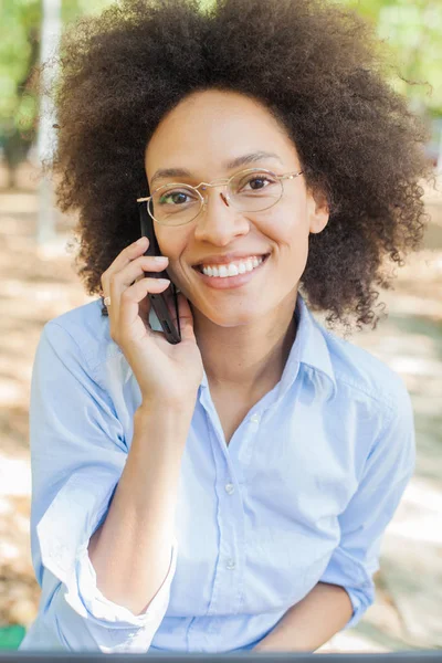 Linda Jovem Mista Mulher Raça Trabalhando Usando Telefone Sentado Banco — Fotografia de Stock