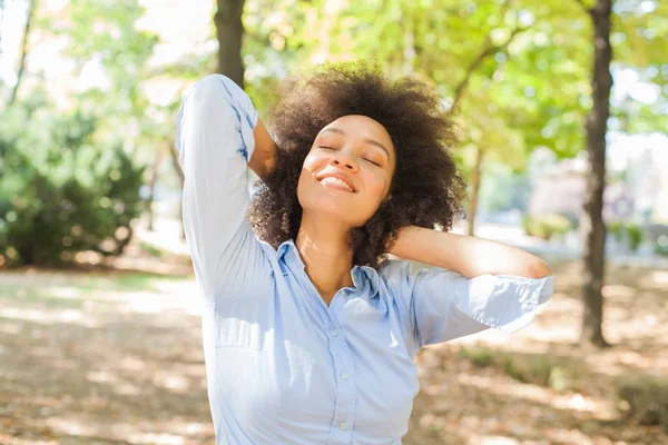 Bella Sorridente Afroamericana Giovane Donna Che Sogna Con Gli Occhi — Foto Stock