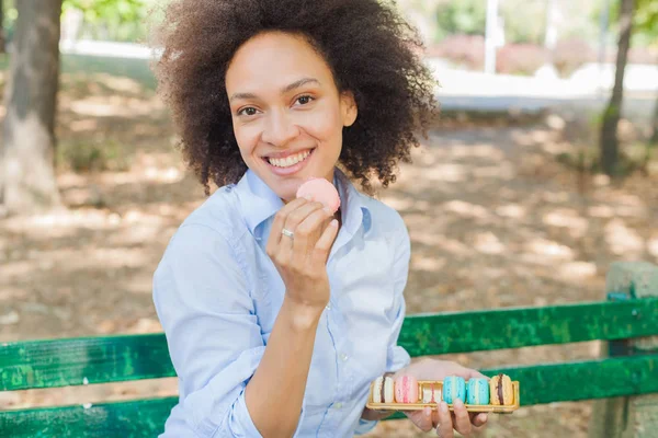 Šťastná Mladá Afričanka Jíst Macarons Cookie Parku Volný Čas Přírodě — Stock fotografie