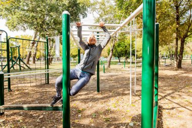 Açık spor salonunda, sağlıklı yaşam tarzı germe kadın kıdemli uygun.