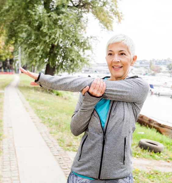 Mujer Mayor Activa Ropa Deportiva Haciendo Ejercicio Fitness Naturaleza Entrenamiento — Foto de Stock