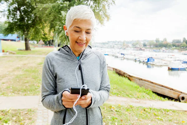 Doğada Egzersiz Açık Smartphone Ile Müzik Dinlemek Kadın Çalışan Active — Stok fotoğraf