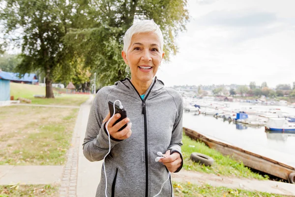 Porträt Einer Aktiven Seniorin Die Mit Dem Smartphone Der Natur — Stockfoto