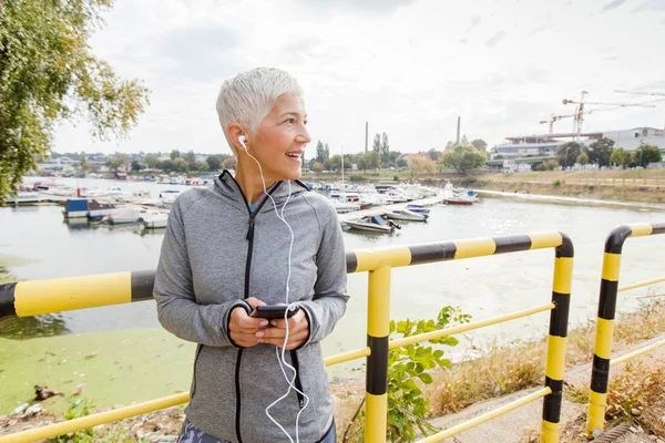 Porträt Einer Aktiven Seniorin Die Mit Dem Smartphone Der Natur — Stockfoto