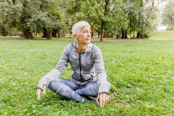 Senior Woman Relax Exercise Nature Old Woman Sitting Green Grass — Stock Photo, Image