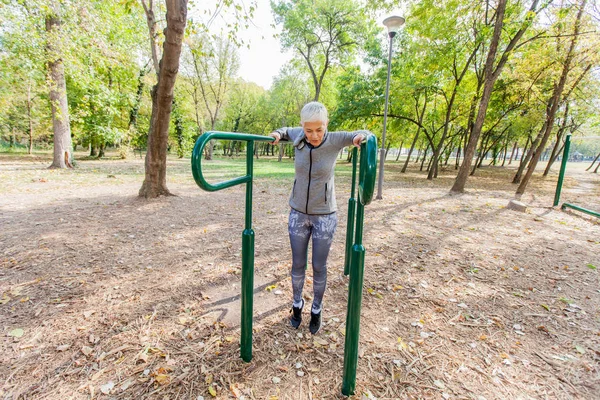 Aktive Seniorin Outdoor Fitnessstudio Gesunder Lebensstil — Stockfoto