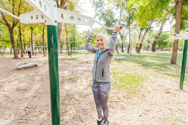 Fitness Senior Kvinna Motion Utomhus Gym Sportkläder Sportig Mogen Kvinna — Stockfoto